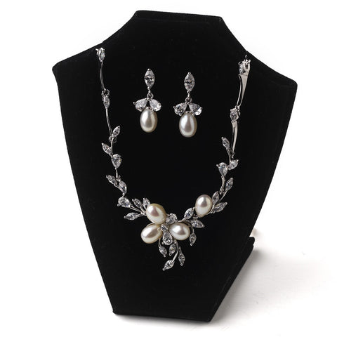 Small Angled Black Velvet Pendant Display